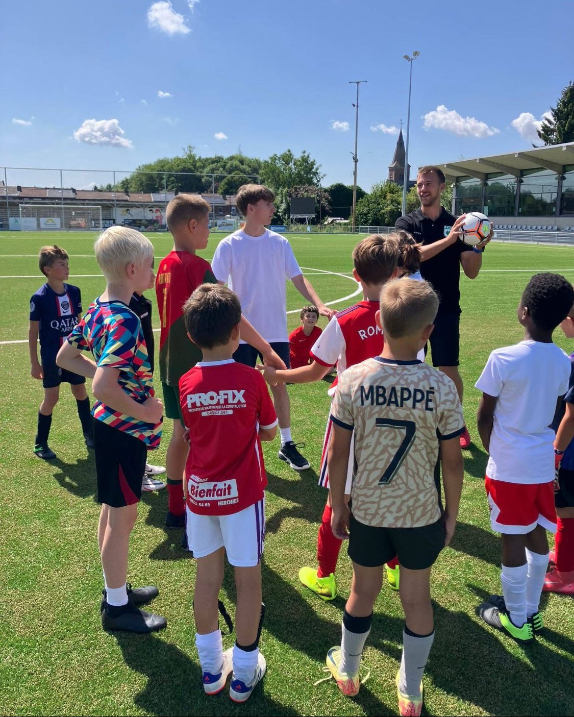 Un coach explique un exercice à un groupe d'enfants
