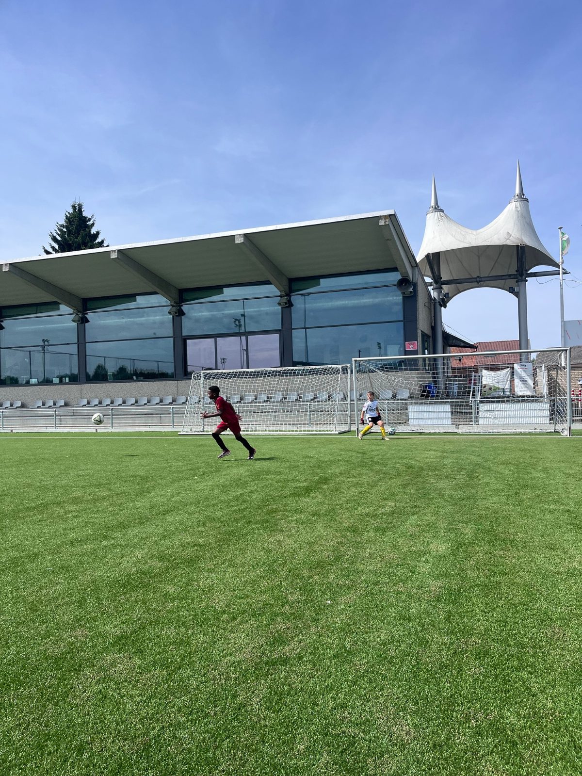 Un enfant court vers le ballon