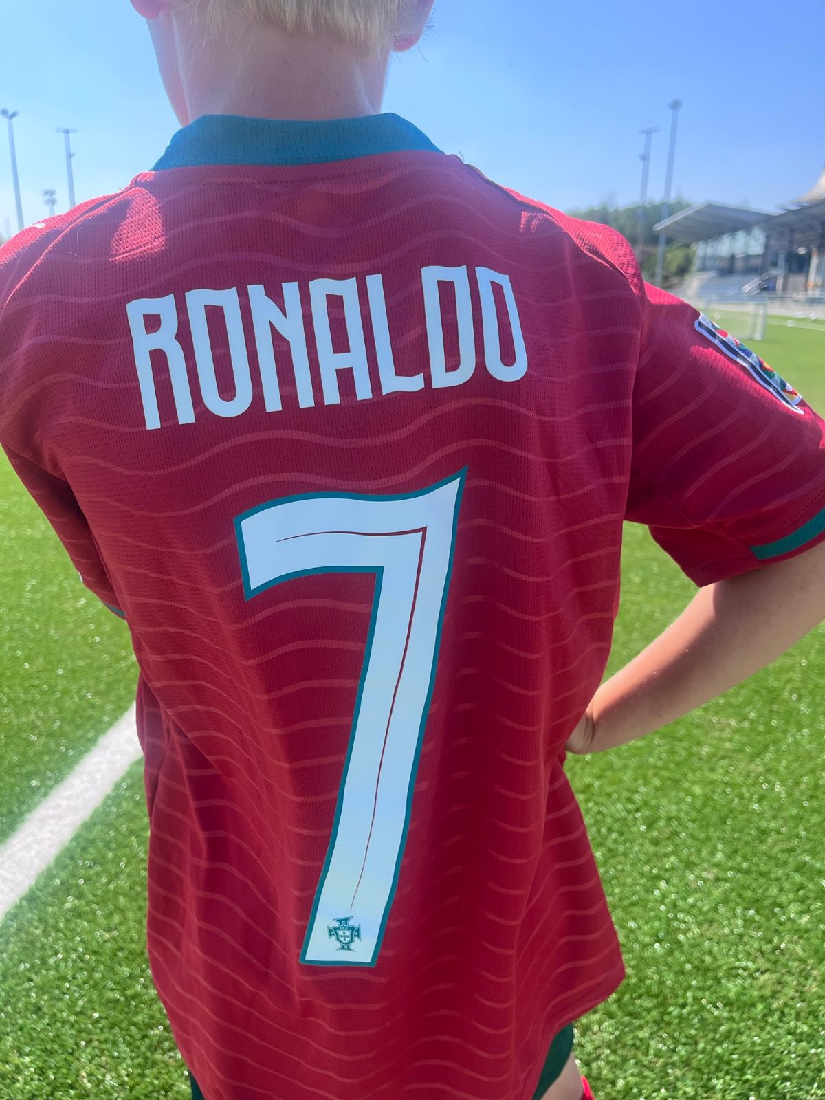 Un enfant en maillot de foot